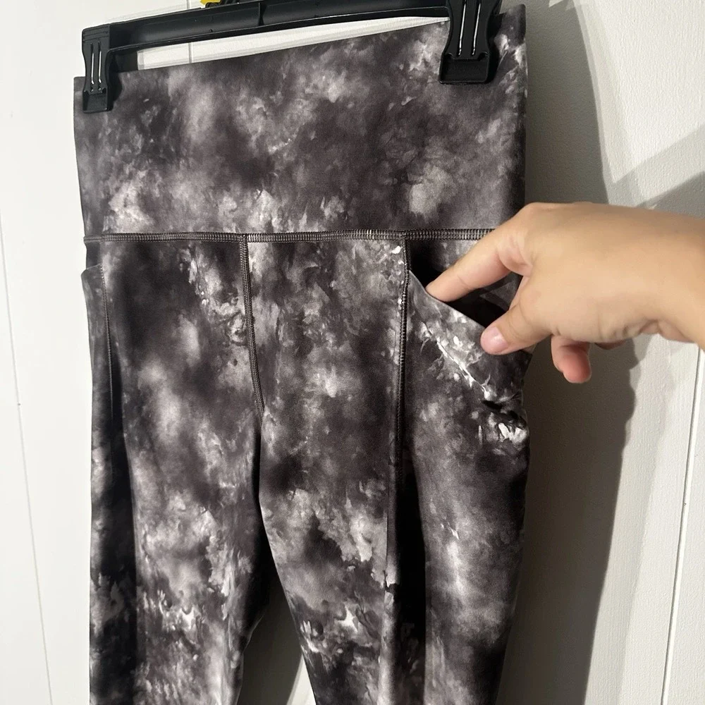Athleta Salutation Stash Pocket II Capri Leggings Black White Tye Dye Pockets M - Picture 3 of 9